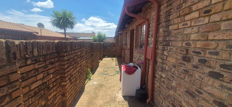 2 Bedroom Property for Sale in Witpoortjie Gauteng