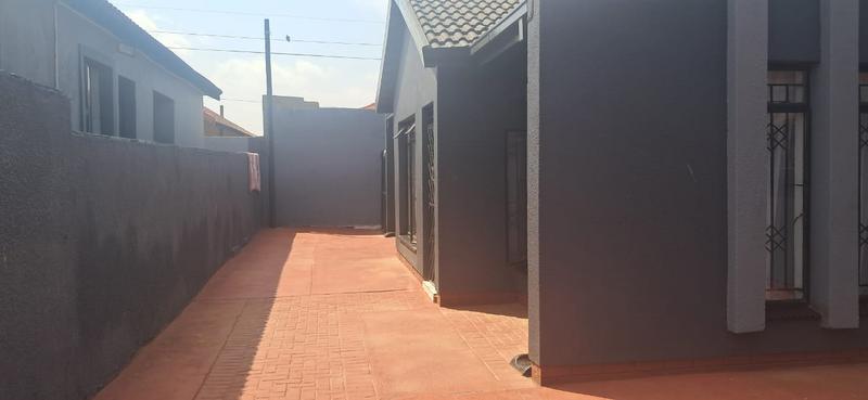 3 Bedroom Property for Sale in Protea North Gauteng