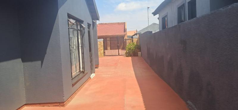 3 Bedroom Property for Sale in Protea North Gauteng