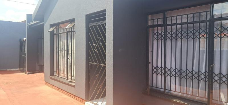 3 Bedroom Property for Sale in Protea North Gauteng