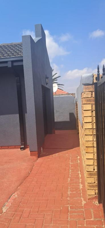 3 Bedroom Property for Sale in Protea North Gauteng