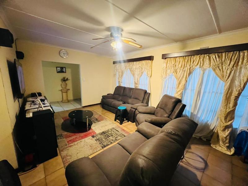 5 Bedroom Property for Sale in Van Riebeeck Park Gauteng