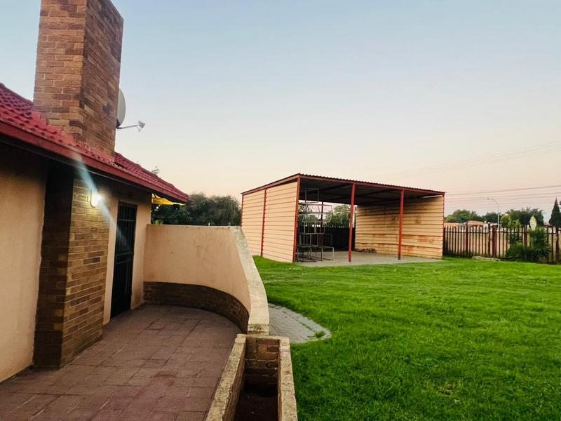 5 Bedroom Property for Sale in Van Riebeeck Park Gauteng