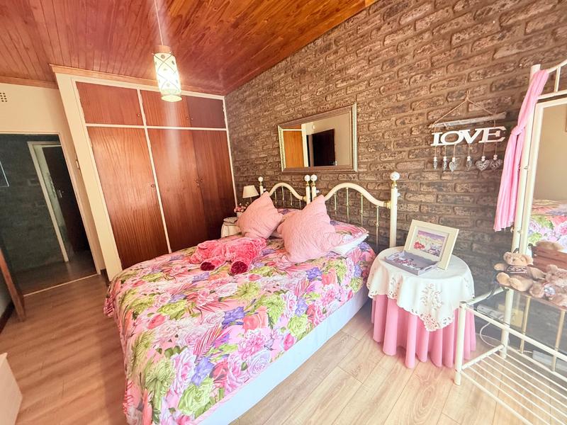 4 Bedroom Property for Sale in Flora Gardens Gauteng