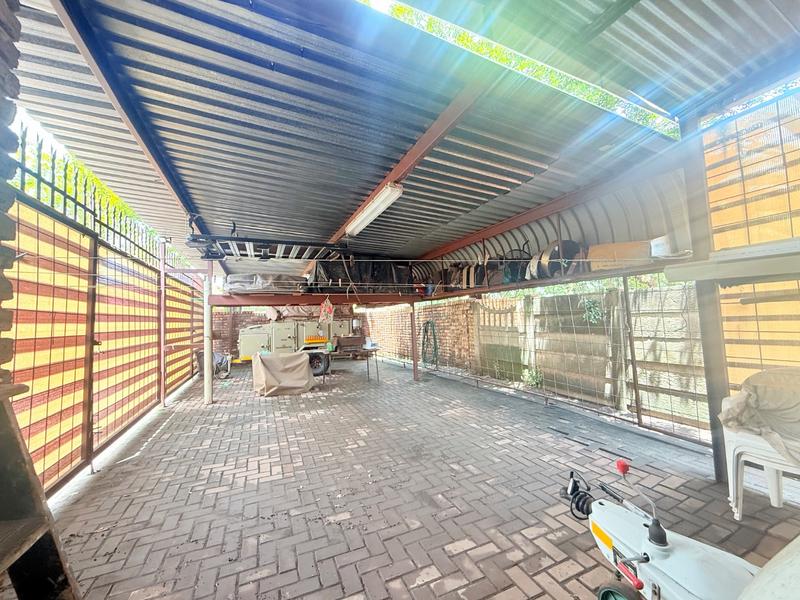 4 Bedroom Property for Sale in Flora Gardens Gauteng