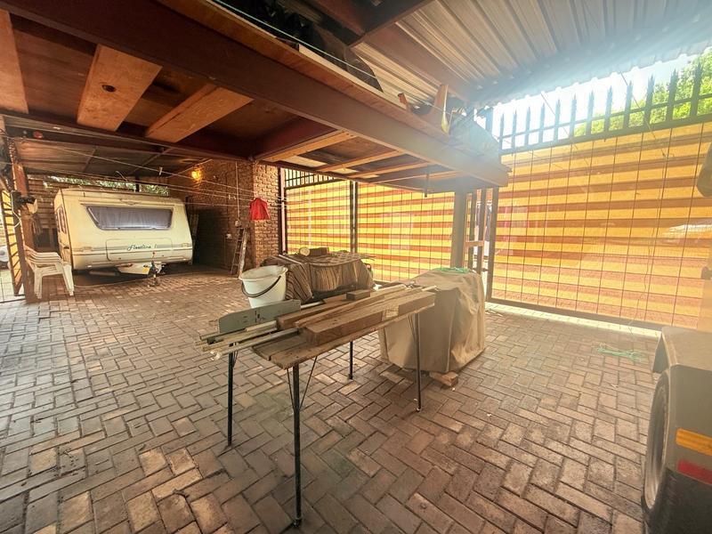 4 Bedroom Property for Sale in Flora Gardens Gauteng