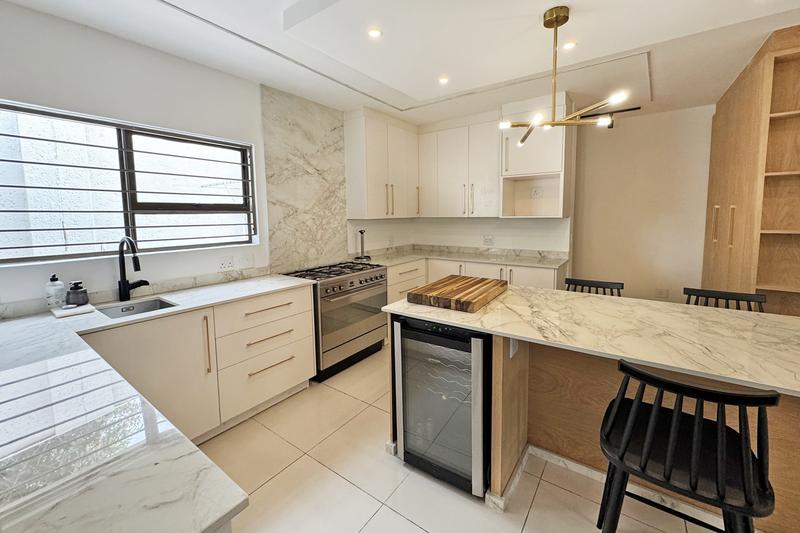 To Let 4 Bedroom Property for Rent in Benmore Gardens Gauteng