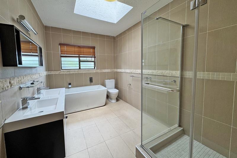 To Let 4 Bedroom Property for Rent in Benmore Gardens Gauteng