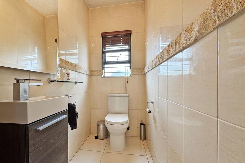 To Let 4 Bedroom Property for Rent in Benmore Gardens Gauteng