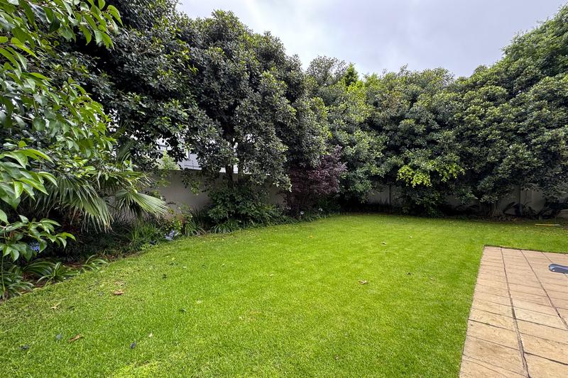 To Let 4 Bedroom Property for Rent in Benmore Gardens Gauteng