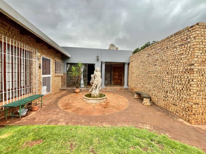 5 Bedroom Property for Sale in Cinderella Gauteng