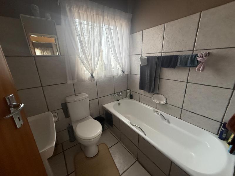 4 Bedroom Property for Sale in Rooihuiskraal Gauteng