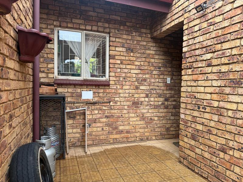 4 Bedroom Property for Sale in Rooihuiskraal Gauteng