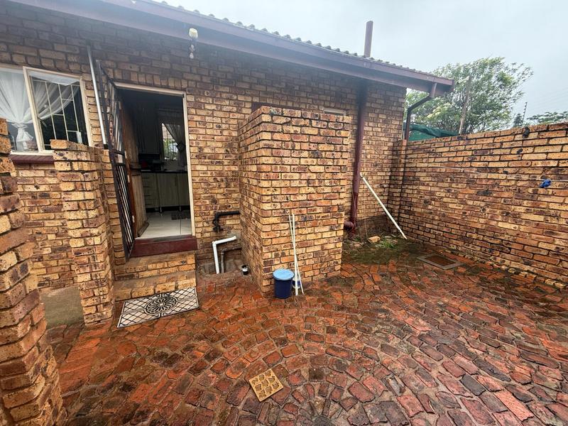 4 Bedroom Property for Sale in Rooihuiskraal Gauteng