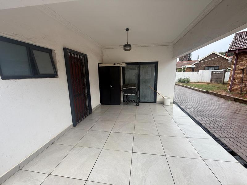 4 Bedroom Property for Sale in Rooihuiskraal Gauteng