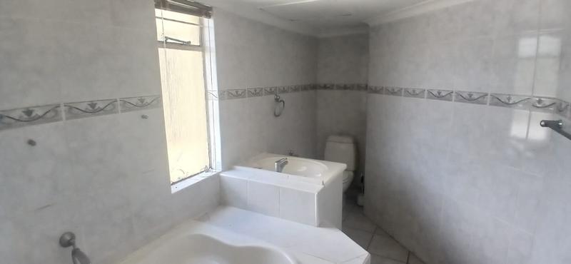 4 Bedroom Property for Sale in Ontdekkerspark Gauteng