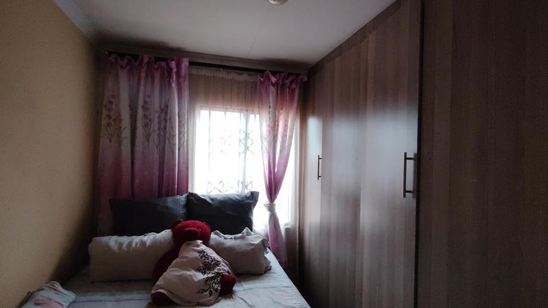 6 Bedroom Property for Sale in Protea Glen Gauteng