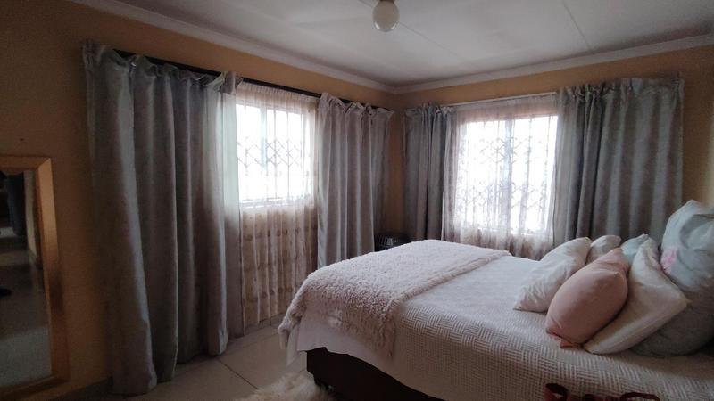 6 Bedroom Property for Sale in Protea Glen Gauteng