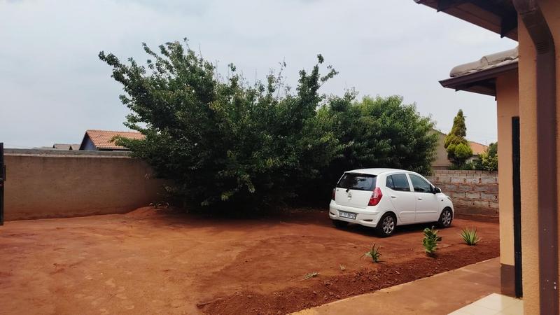 6 Bedroom Property for Sale in Protea Glen Gauteng