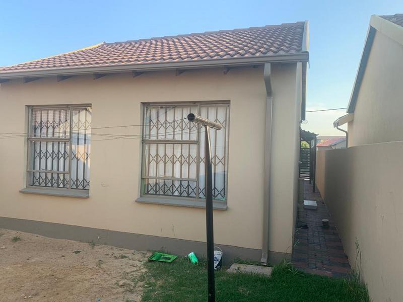To Let 2 Bedroom Property for Rent in Fleurhof Gauteng