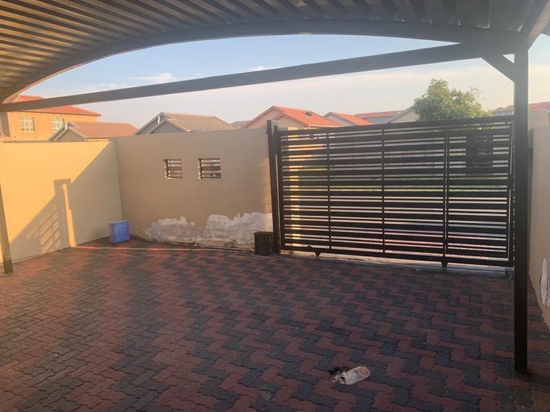To Let 2 Bedroom Property for Rent in Fleurhof Gauteng