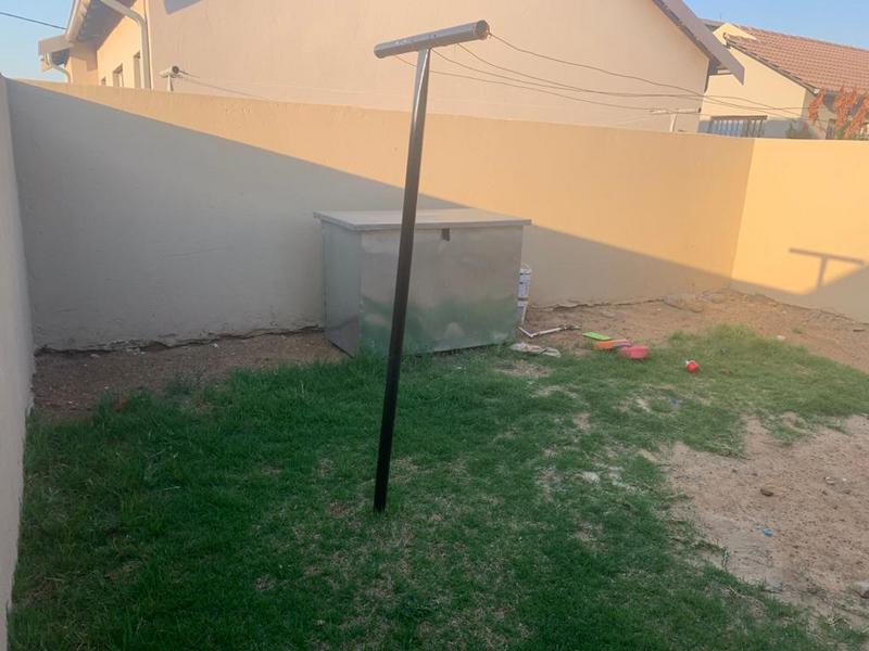 To Let 2 Bedroom Property for Rent in Fleurhof Gauteng