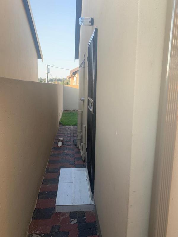 To Let 2 Bedroom Property for Rent in Fleurhof Gauteng
