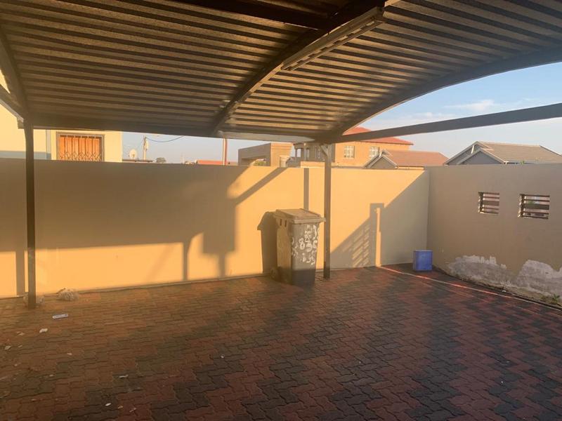 To Let 2 Bedroom Property for Rent in Fleurhof Gauteng
