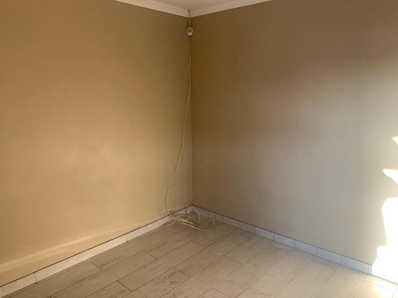 To Let 2 Bedroom Property for Rent in Fleurhof Gauteng