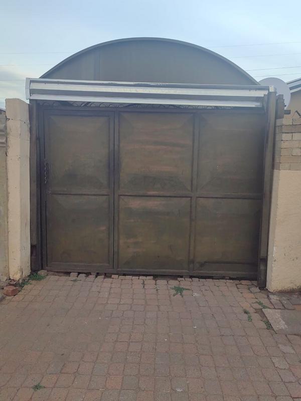 2 Bedroom Property for Sale in Chiawelo Gauteng