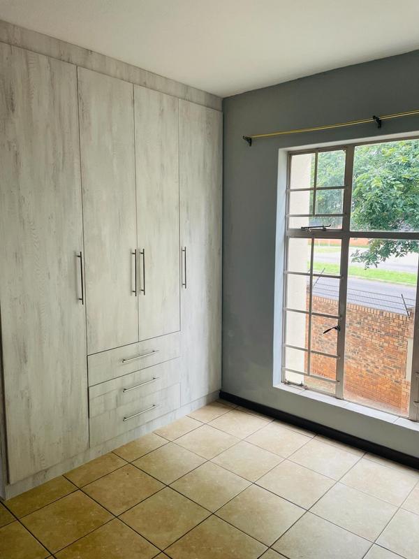 2 Bedroom Property for Sale in Die Hoewes Gauteng