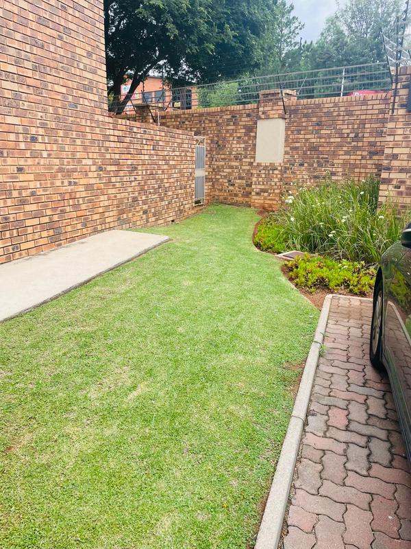 2 Bedroom Property for Sale in Die Hoewes Gauteng