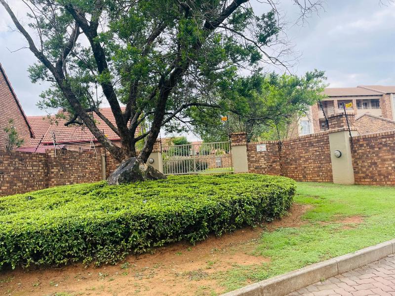 2 Bedroom Property for Sale in Die Hoewes Gauteng