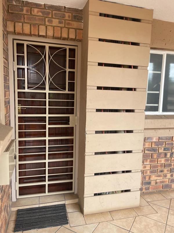 2 Bedroom Property for Sale in Die Hoewes Gauteng