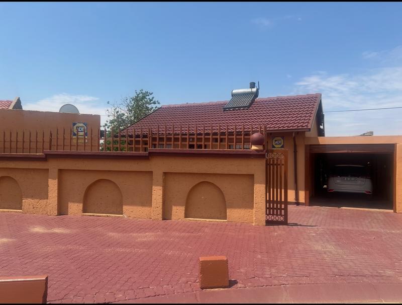 6 Bedroom Property for Sale in Tembisa Central Gauteng