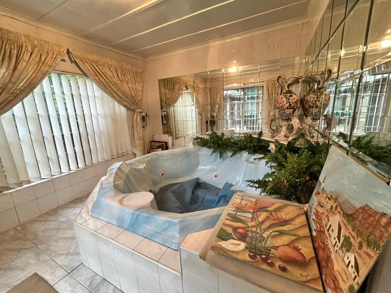 6 Bedroom Property for Sale in Selection Park Gauteng