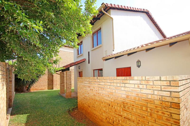To Let 2 Bedroom Property for Rent in Ruimsig Gauteng