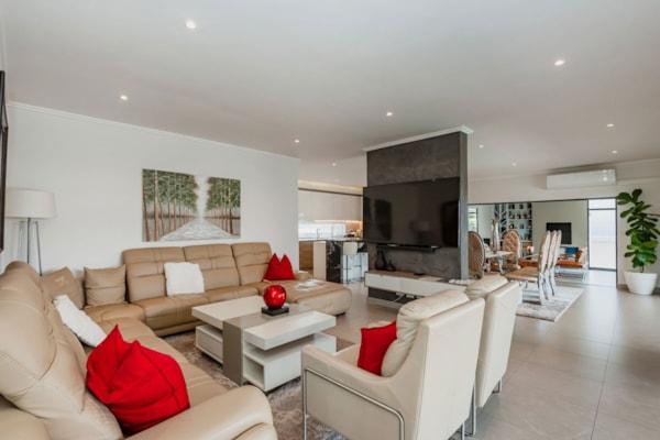 5 Bedroom Property for Sale in Aspen Hills Gauteng