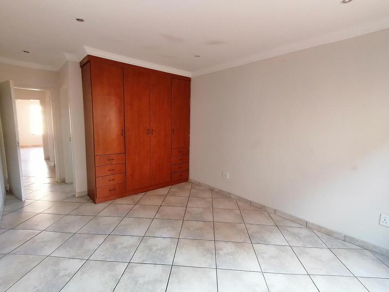 To Let 2 Bedroom Property for Rent in Sonneveld Gauteng