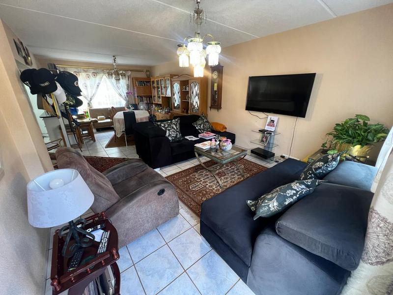 2 Bedroom Property for Sale in Helderkruin Gauteng