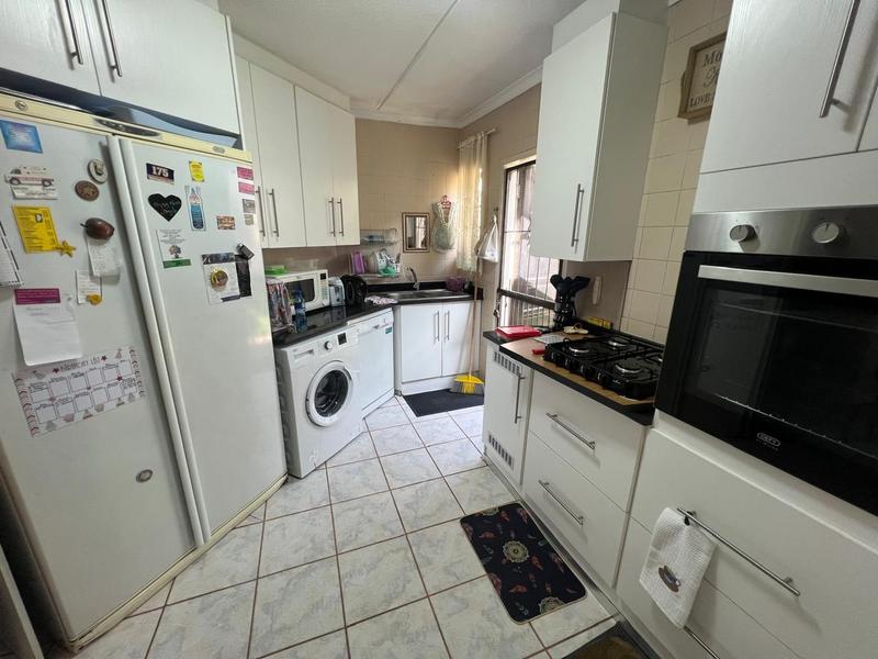 2 Bedroom Property for Sale in Helderkruin Gauteng