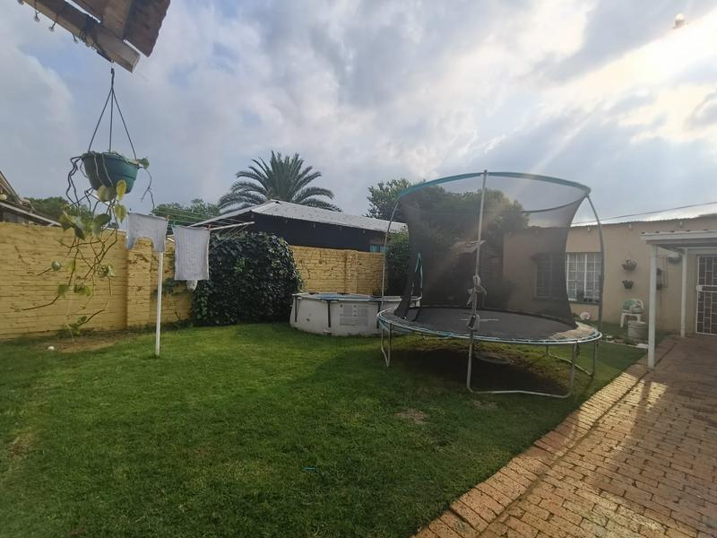 To Let 4 Bedroom Property for Rent in Selection Park Gauteng