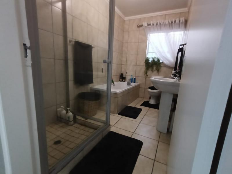To Let 2 Bedroom Property for Rent in Strubenvale Gauteng