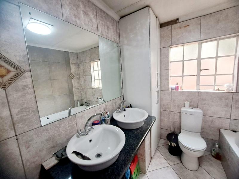 To Let 4 Bedroom Property for Rent in Heuweloord Gauteng