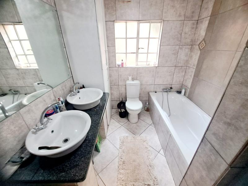 To Let 4 Bedroom Property for Rent in Heuweloord Gauteng