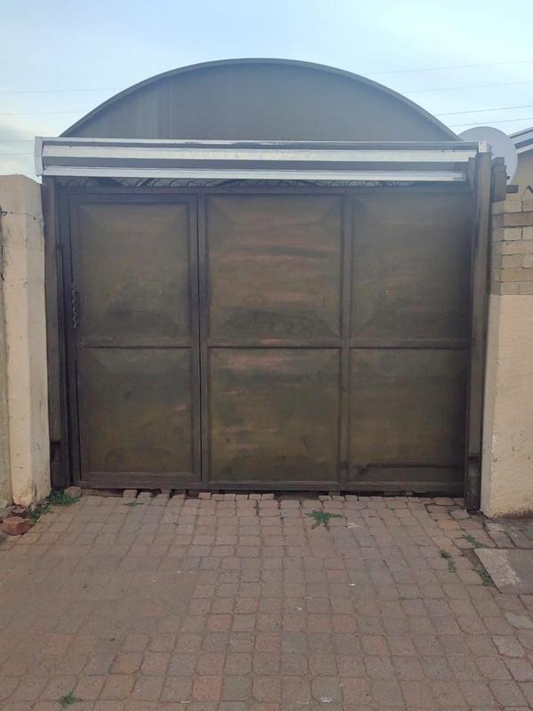 2 Bedroom Property for Sale in Chiawelo Gauteng