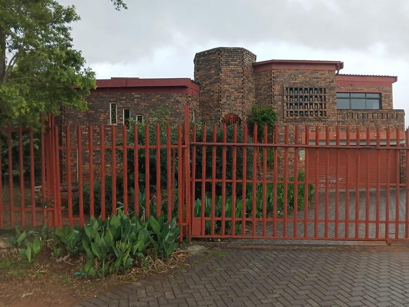 7 Bedroom Property for Sale in Fleurhof Gauteng