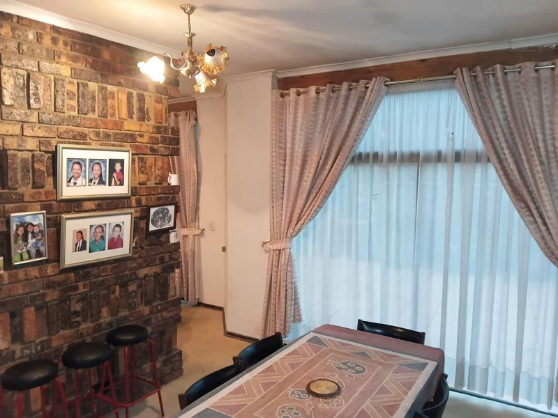 7 Bedroom Property for Sale in Fleurhof Gauteng