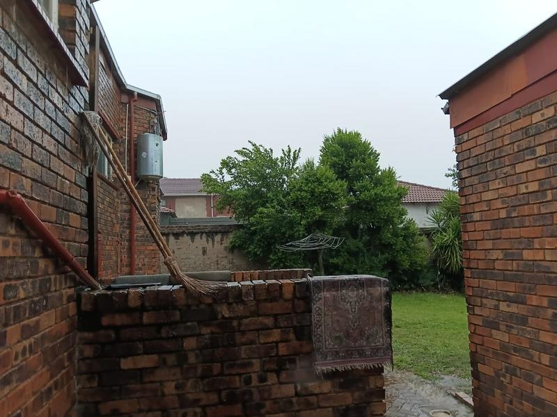 7 Bedroom Property for Sale in Fleurhof Gauteng