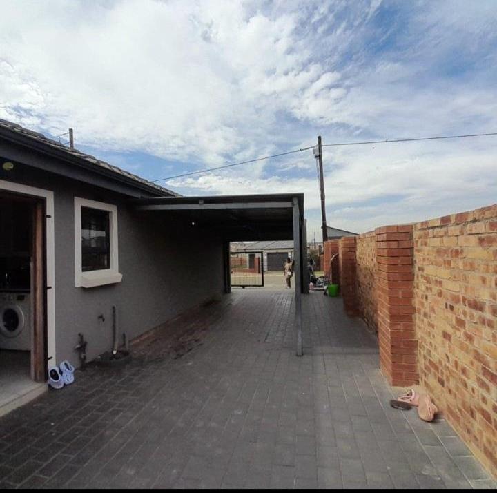 3 Bedroom Property for Sale in Clayville Gauteng